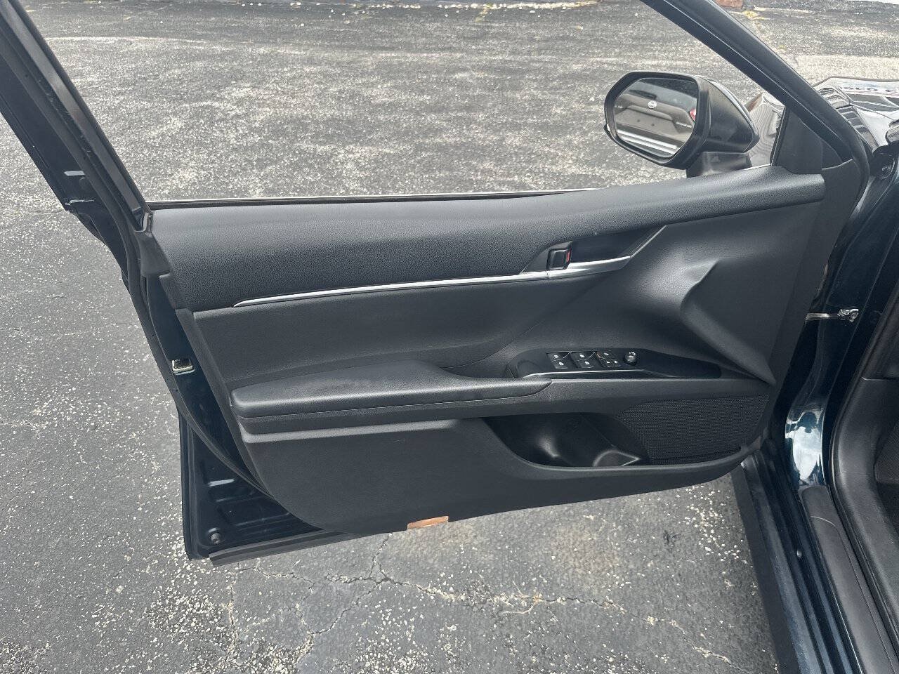 Used 2018 Toyota Camry LE FWD image 6