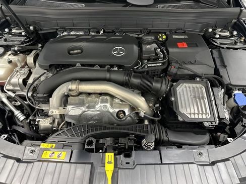Used 2025 Mercedes-Benz GLB 250 4MATIC image 10