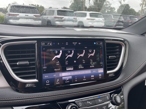 New 2026 Chrysler Pacifica Pinnacle image 23