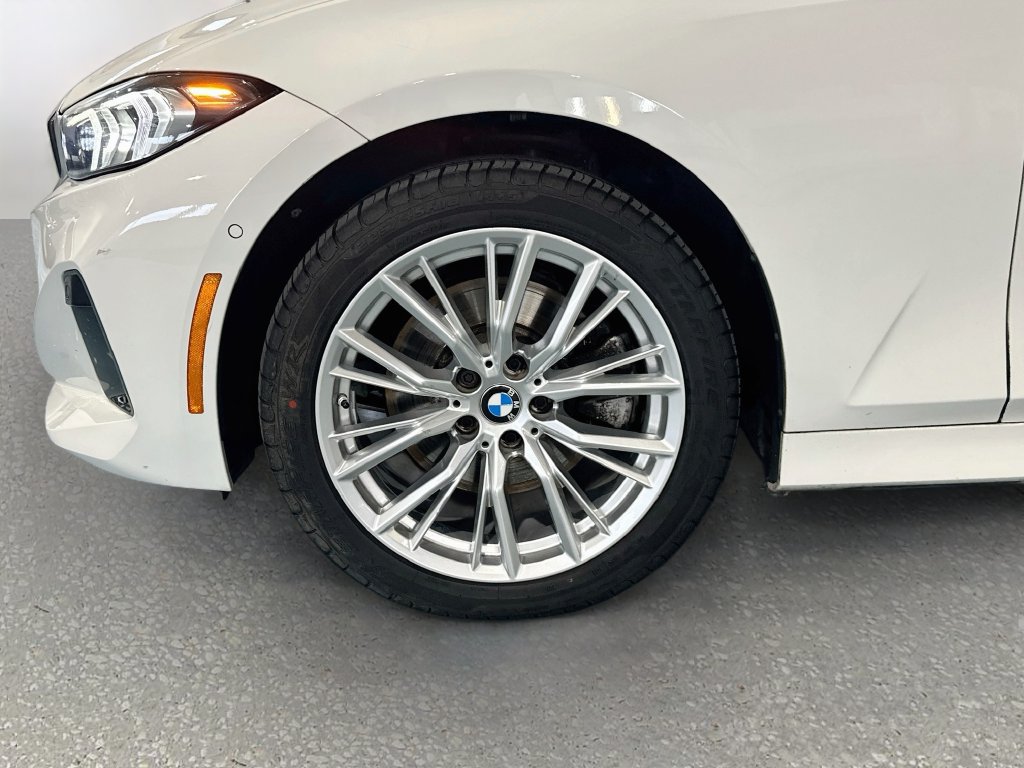 Used 2024 BMW 330i xDrive Sedan w/ Premium Package AWD/4WD image 32