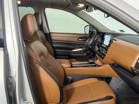 Used 2023 Nissan Pathfinder Platinum image 39