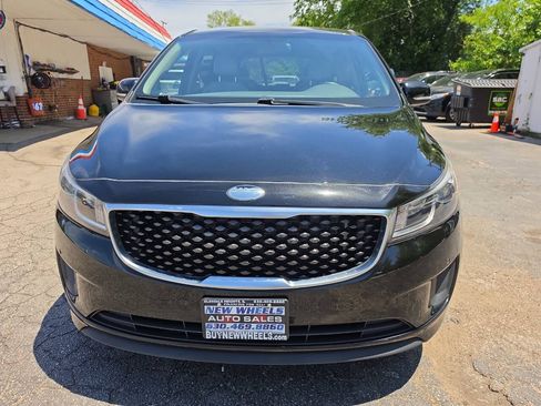 Used 2017 Kia Sedona LX w/ LX Essentials Premium Package FWD image 4
