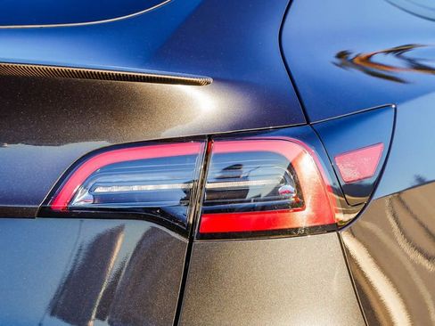 Used 2024 Tesla Model Y Performance image 10