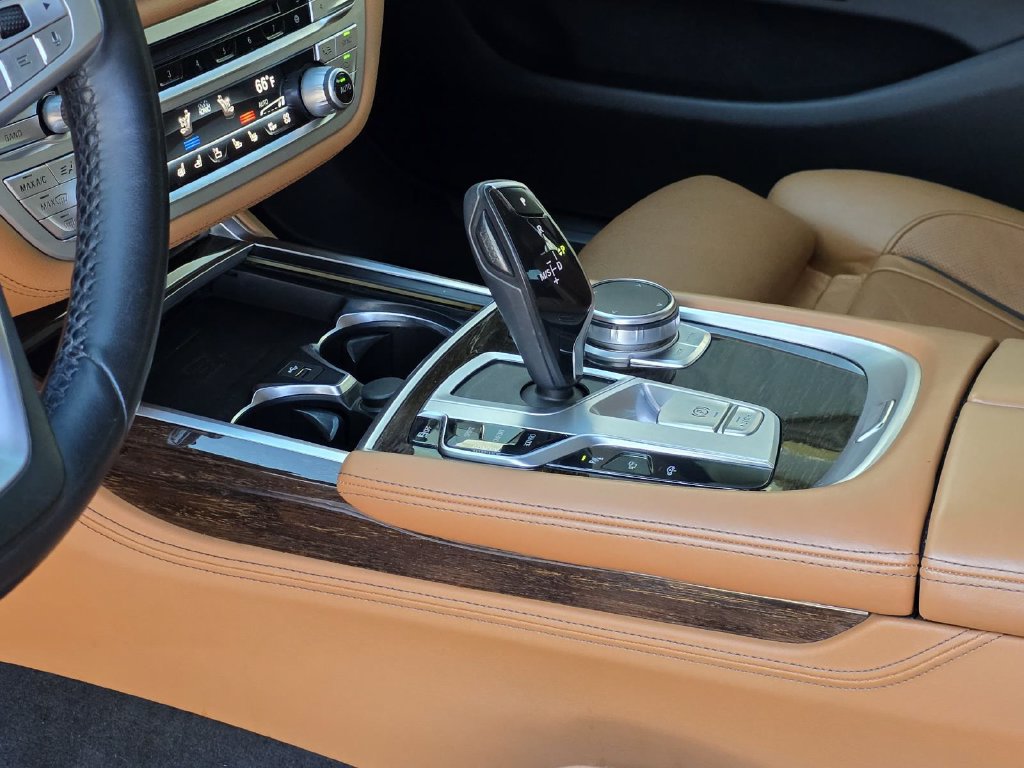 Used 2020 BMW 740i w/ Premium Package RWD image 28