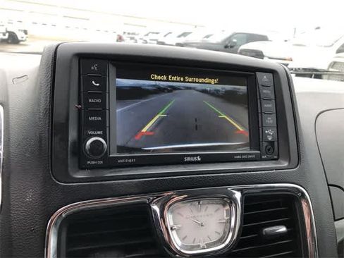 Used 2014 Chrysler Town & Country Limited w/ Luxury Group image 17