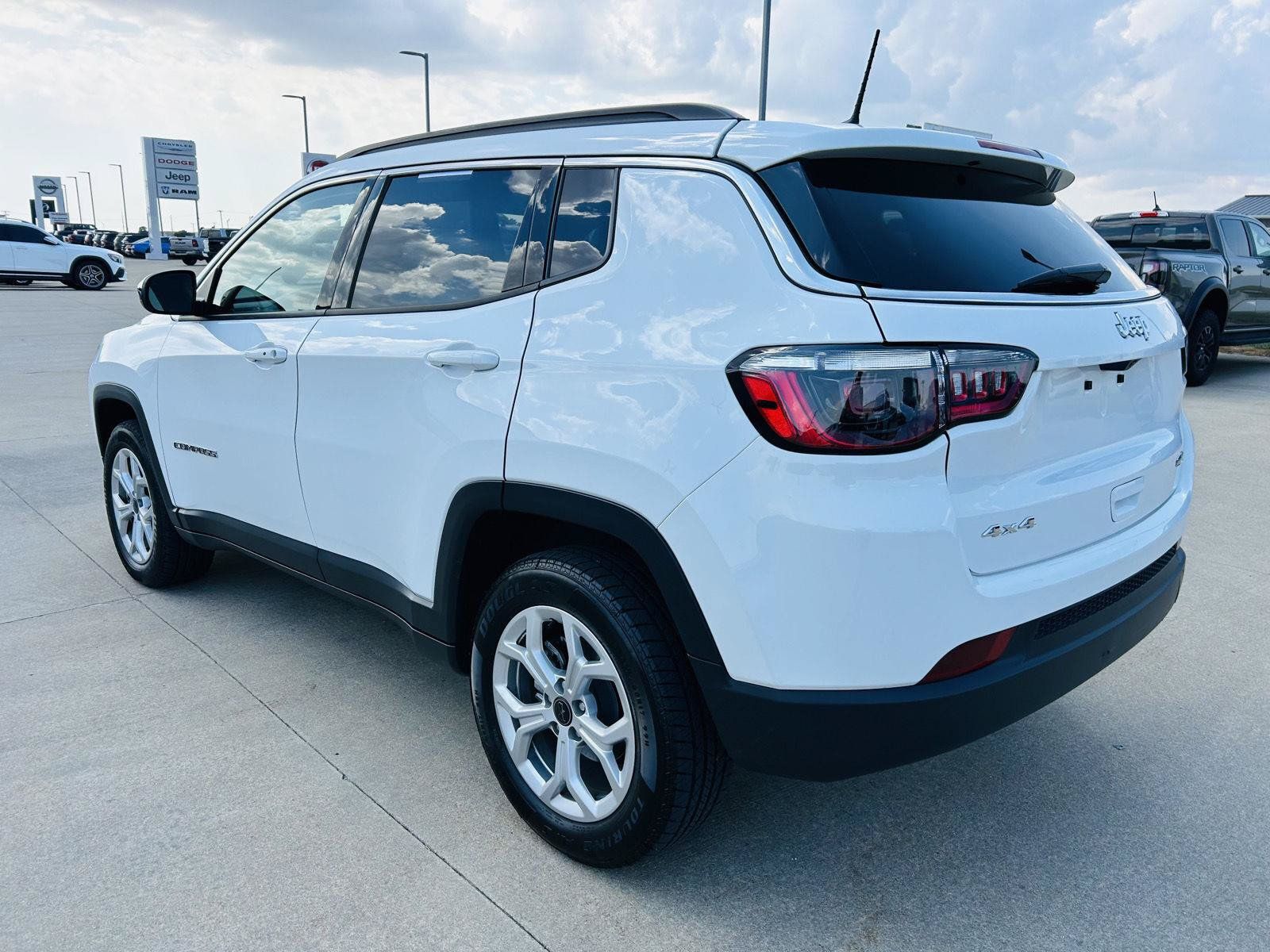 Used 2025 Jeep Compass Latitude AWD/4WD image 32