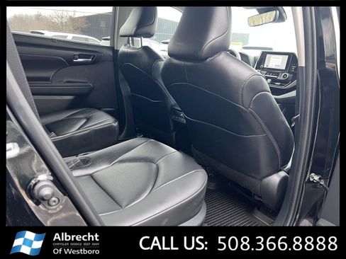 Used 2025 Toyota Highlander XLE image 18