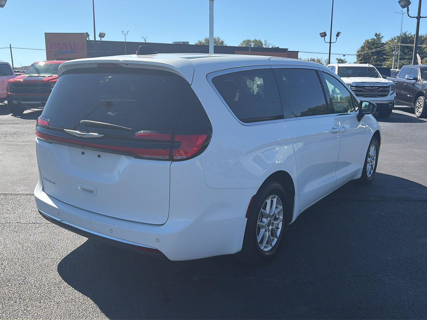 Used 2024 Chrysler Pacifica Touring-L FWD image 5