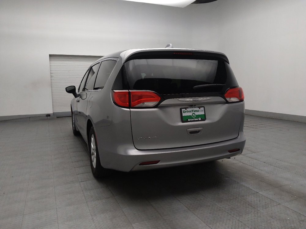 Used 2020 Chrysler Voyager LX FWD image 5