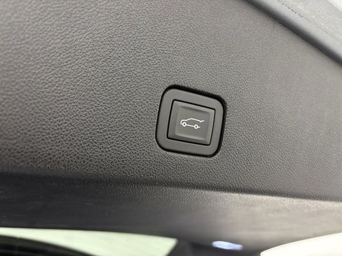 Used 2025 Cadillac XT6 Premium Luxury image 40