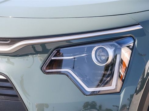 Used 2025 Kia Niro EX image 6