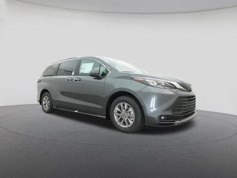 New 2025 Toyota Sienna XLE image 21