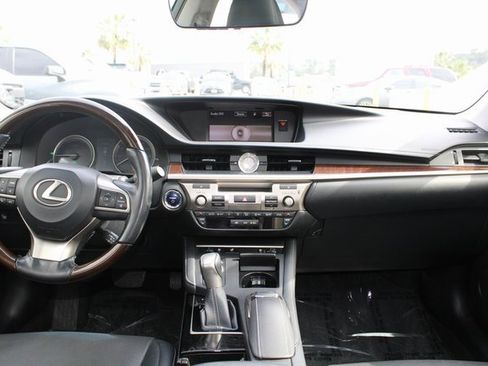 Used 2016 Lexus ES 300h w/ Navigation System Package image 10