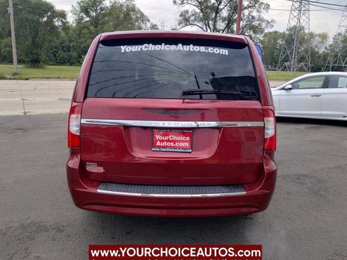 Used 2015 Chrysler Town & Country Touring image 4