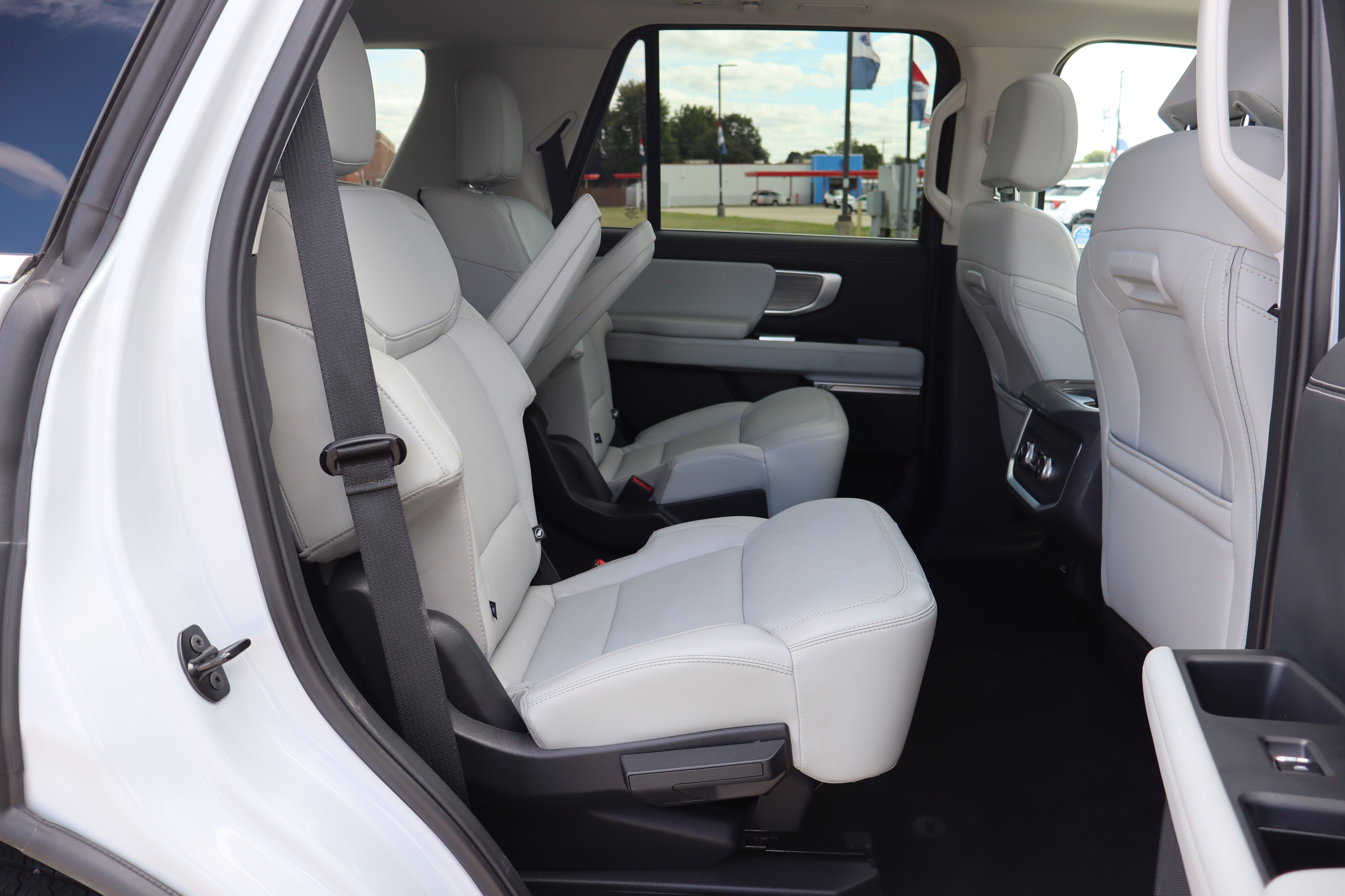Used 2025 Ford Expedition Platinum AWD/4WD image 14