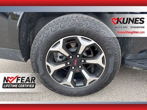 Used 2025 GMC Yukon XL AT4 image 12