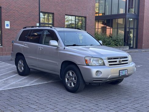 Used 2005 Toyota Highlander 4WD V6 w/ 3rd Row image 6