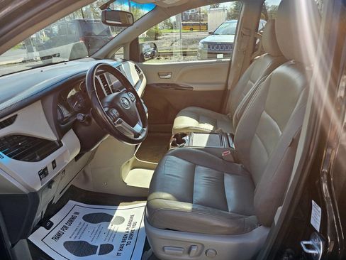 Used 2016 Toyota Sienna XLE image 8