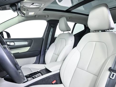 Certified 2025 Volvo XC40 B5 Ultra AWD/4WD image 7