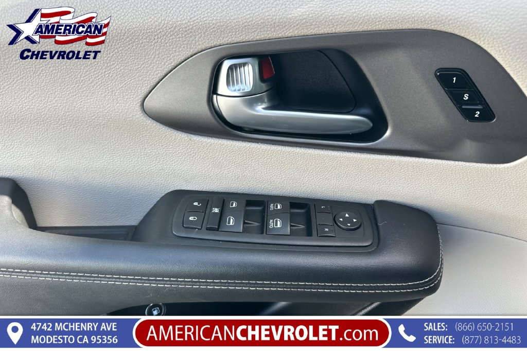 Used 2023 Chrysler Pacifica Touring-L FWD image 11