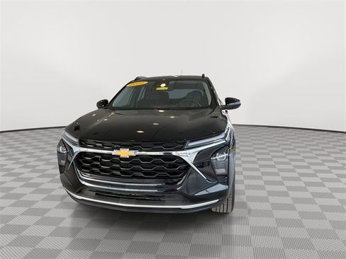 Certified 2025 Chevrolet Trax LT w/ LT Convenience Package image 4