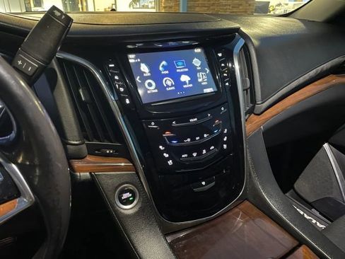 Used 2018 Cadillac Escalade Luxury image 23