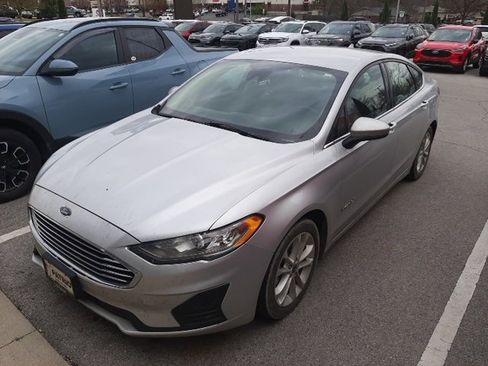 Used 2019 Ford Fusion SE image 2