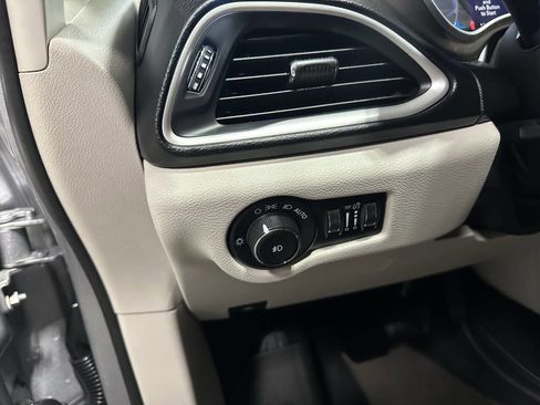 Used 2017 Chrysler Pacifica Touring-L image 19