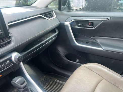 Used 2019 Toyota RAV4 LE w/ Carpet Mat Package AWD/4WD image 19