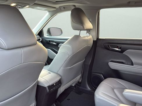 Used 2021 Toyota Highlander XLE image 27