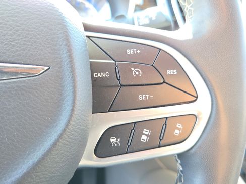 Used 2022 Chrysler Pacifica Limited w/ Uconnect Theater Family Group image 13