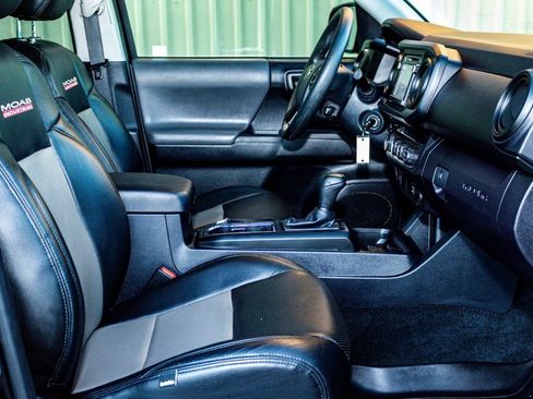 Used 2018 Toyota Tacoma SR image 22