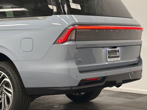 New 2026 Lincoln Navigator Reserve AWD/4WD image 7