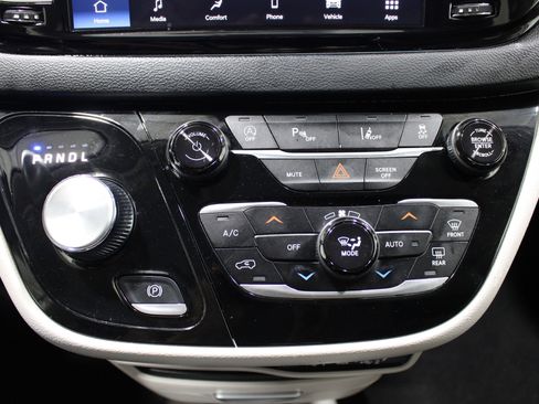 Used 2024 Chrysler Pacifica Touring-L FWD image 16