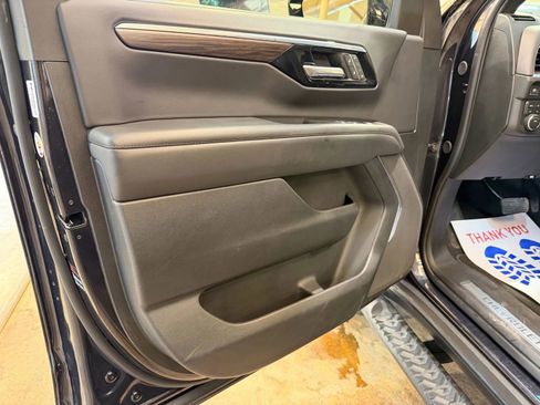 Used 2025 Chevrolet Suburban Z71 image 8