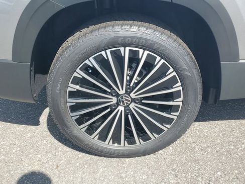 New 2026 Volkswagen Taos SE FWD image 5