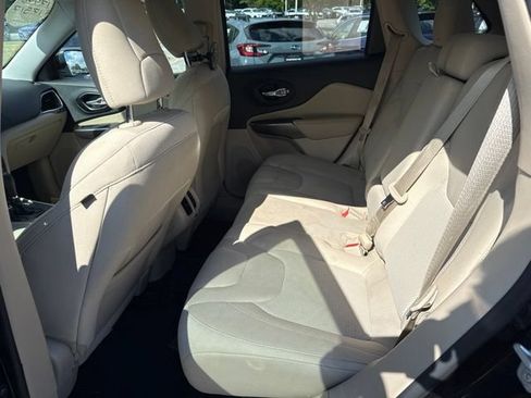 Used 2021 Jeep Cherokee Latitude FWD image 11