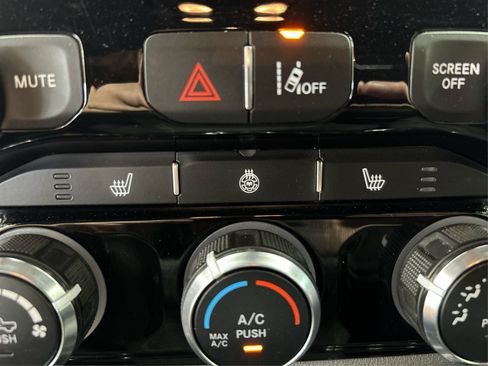 Used 2025 RAM 1500 Big Horn AWD/4WD image 32