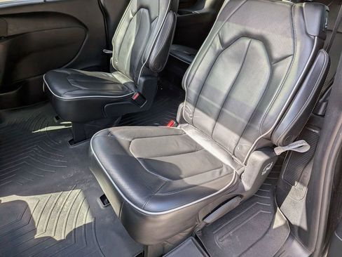 Used 2020 Chrysler Pacifica Limited w/ Advanced Safetytec Group FWD image 26