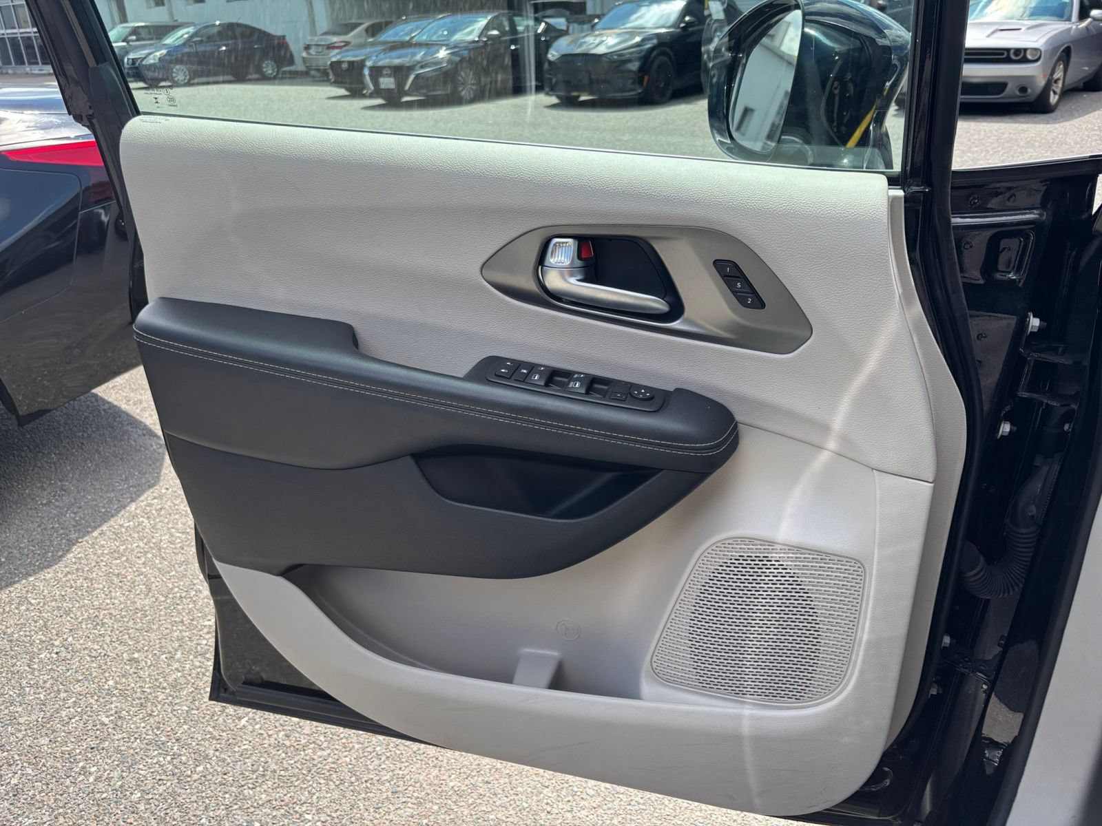 Used 2024 Chrysler Pacifica Touring-L FWD image 18