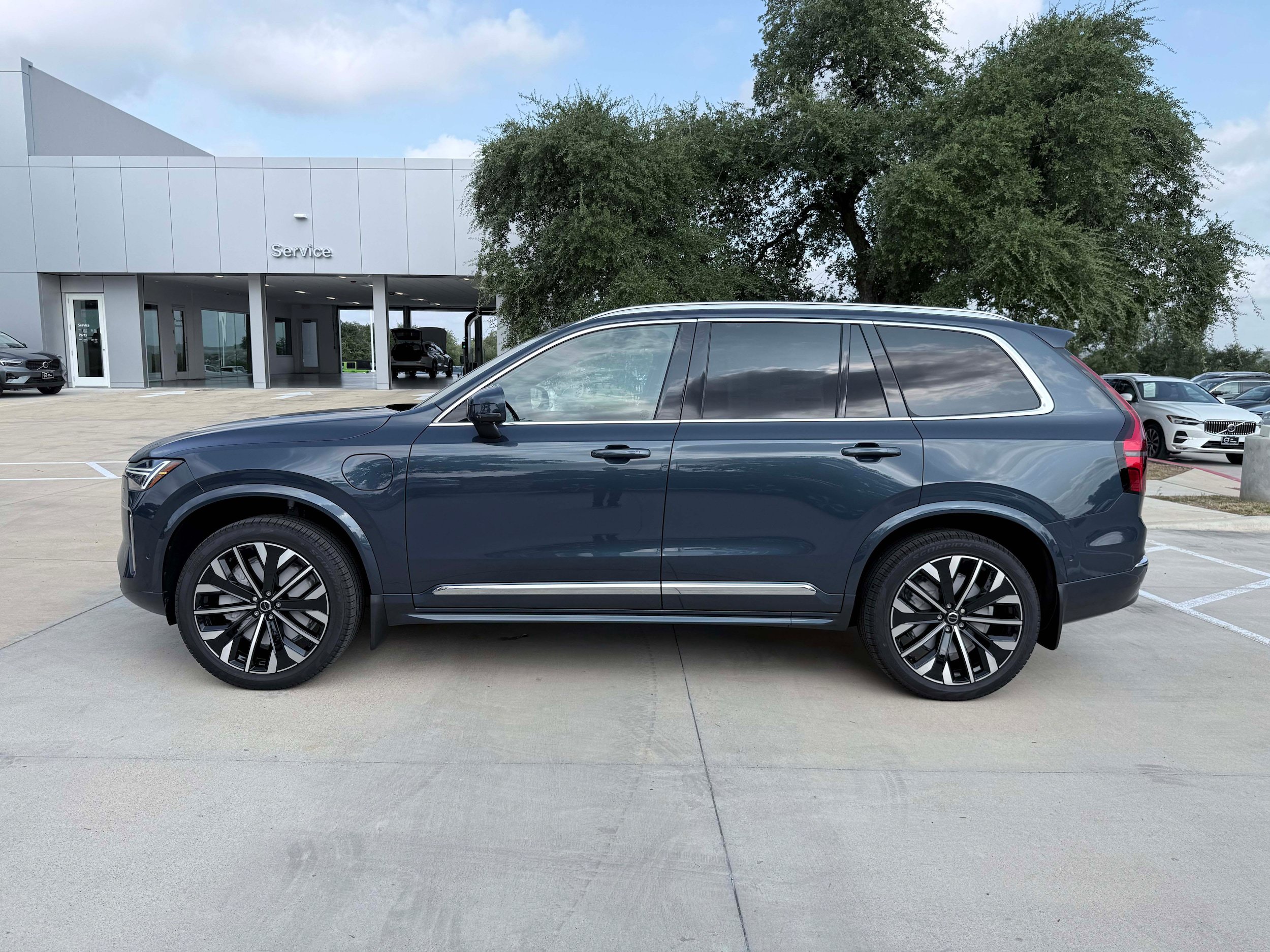 New 2026 Volvo XC90 T8 Plus w/ Protection Package Premier AWD/4WD image 3
