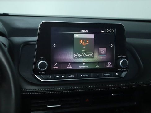 Certified 2025 Nissan Rogue SV image 25