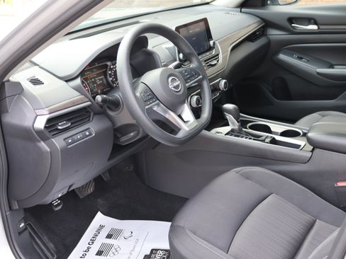 Used 2024 Nissan Altima 2.5 SV FWD image 30