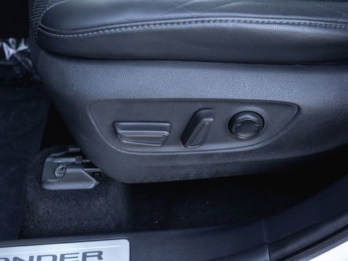 Certified 2021 Toyota Highlander Limited AWD/4WD image 12