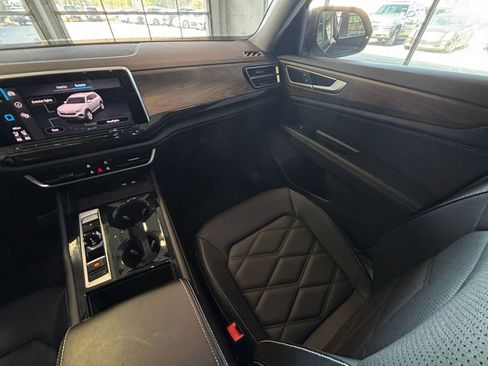 Used 2025 Volkswagen Atlas SE image 43