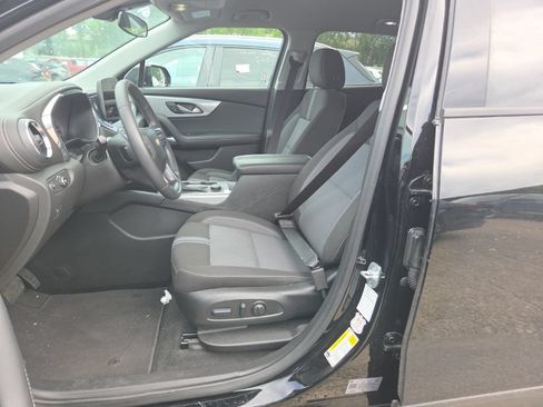 Used 2025 Chevrolet Blazer LT FWD image 3