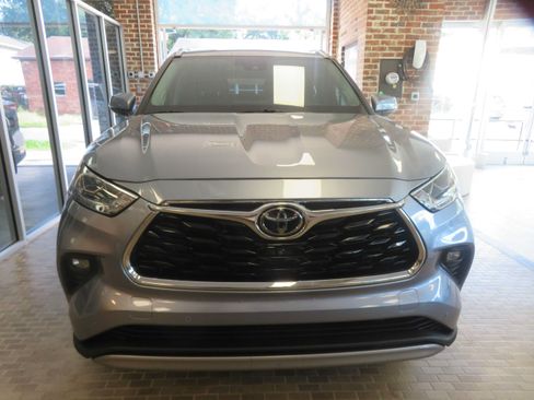 Used 2021 Toyota Highlander Platinum FWD image 2