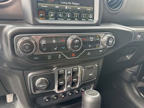 Certified 2022 Jeep Gladiator Sport AWD/4WD image 17