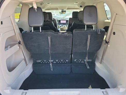 Used 2024 Chrysler Pacifica Touring-L FWD image 19