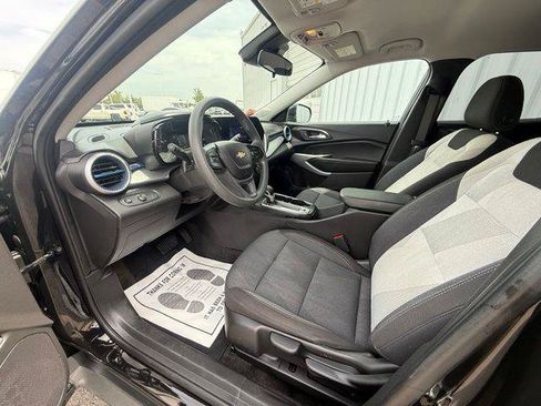 Used 2025 Chevrolet Trax LS w/ LS Convenience Package FWD image 6